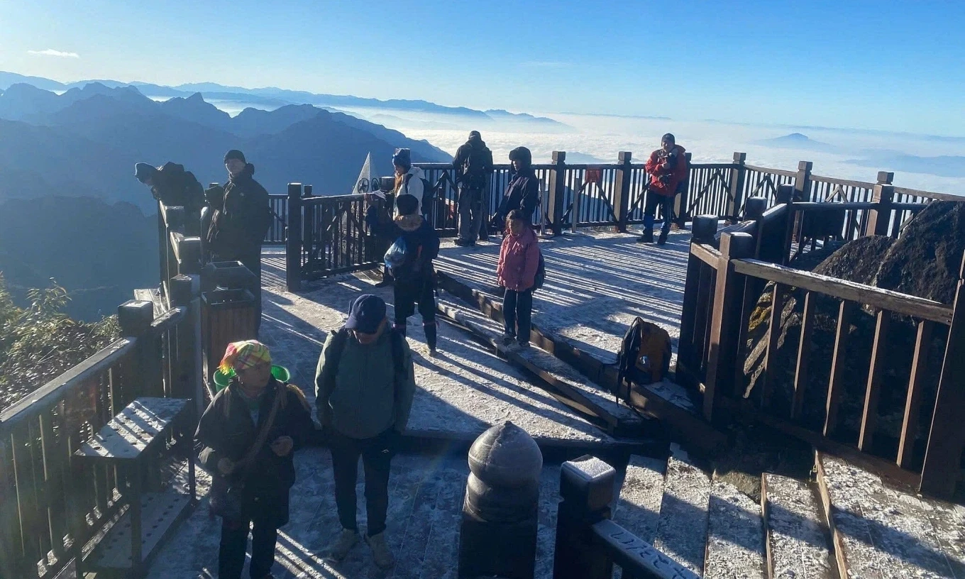 Du khách bất ngờ gặp băng giá trên đỉnh Fansipan